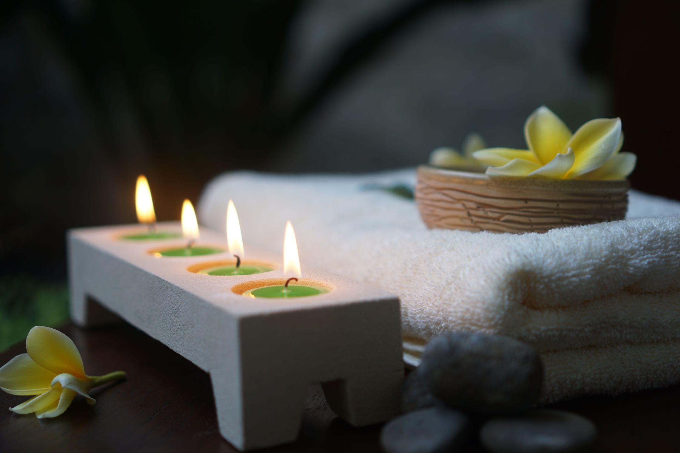 Espacio de spa con piedras y velas